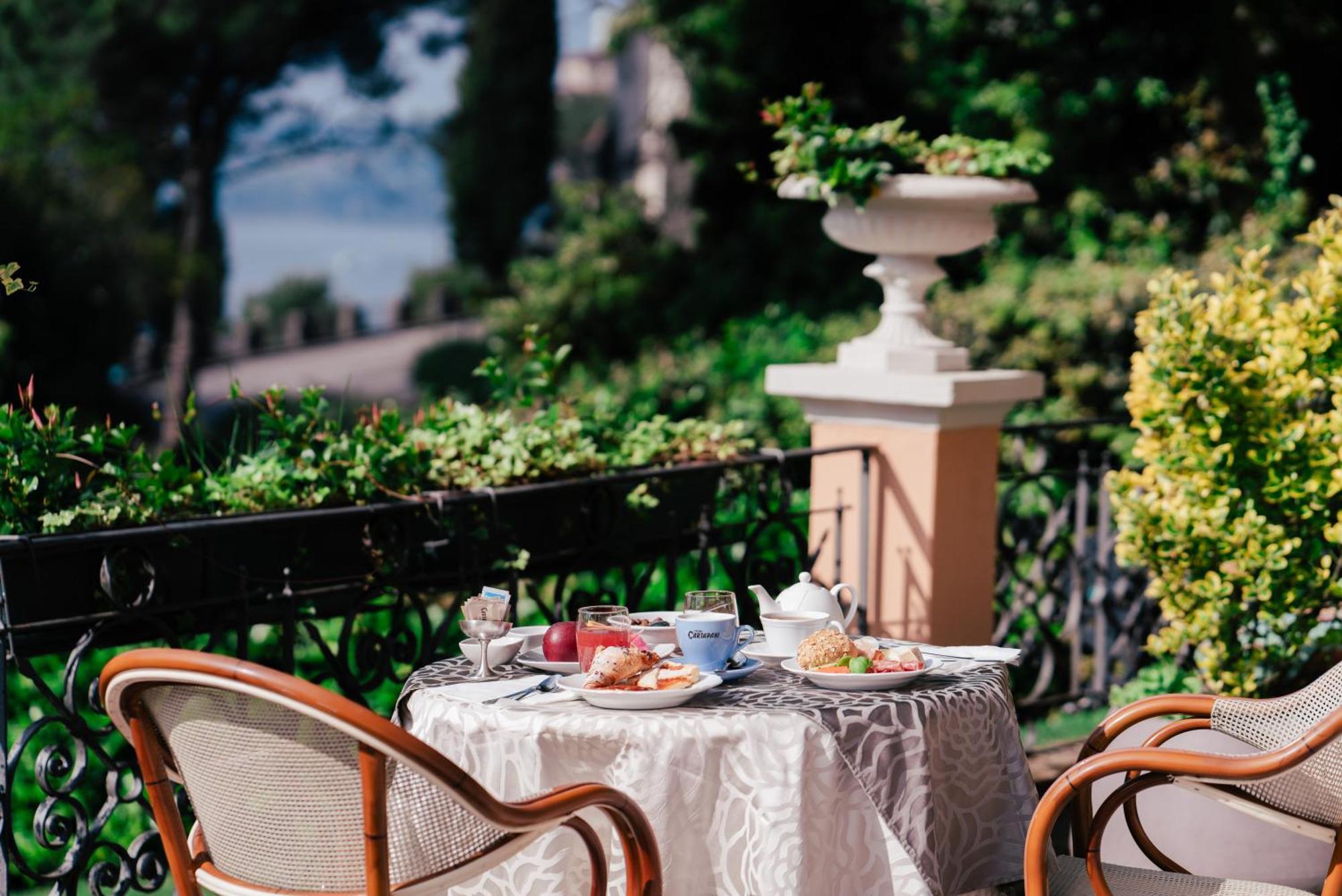 Hotel Bellevue Gardone Riviera Exterior foto